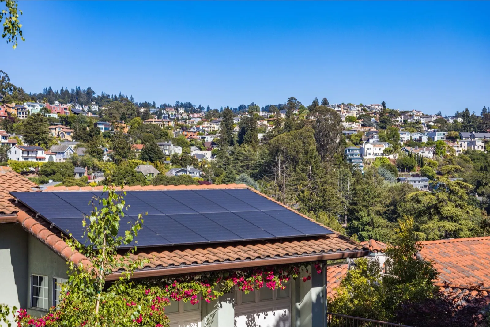 Wohnhaus mit Solaranlage auf dem Dach in einer Hanglage