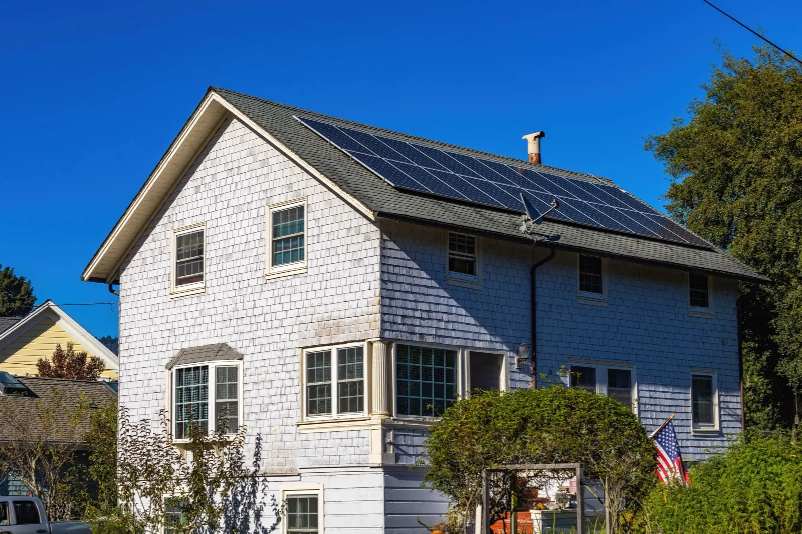 Mehrparteienhaus mit Solarmodulen auf der geneigten Dachfläche